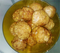 Albondigas con corazón azul en salsa