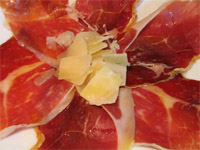 Aperitivo de ibérico con virutas de parmesano