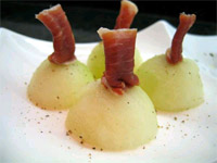 Bombones de melón con jamón