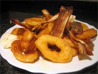 Calamar a la romana con crujiente de puerro
