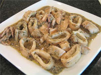 Calamares en salsa de piñones