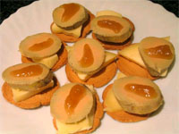 Canapés de foie sobre queso de tetilla