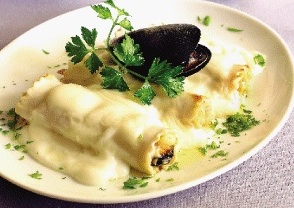 Canelones de merluza en salsa verde y bechamel