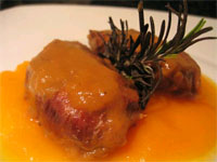 Carrilleras al aroma de romero y puré de calabaza