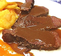 Carrilleras con puré de patatas, cebolla