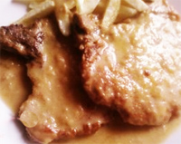 Chuletas de cerdo con salsa de queso  