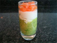 Chupito de aguacate, mascarpone y salmón