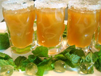 Chupitos de uva y perlas de licor de manzana