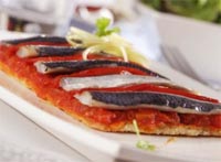 Coca de sardinas con sofrito de tomate y pimientos