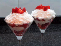Copa de fresas con merengue vainillado