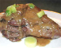 Cordero salteado con puerros