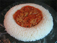 Corona de arroz con tomate y carne