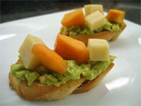 Crostini de aguacate emmental y melocotón