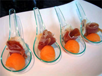 Cucharitas de cantaloupo, jamón y Gorgonzola