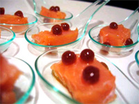 Cucharitas de salmón con caviar de soja