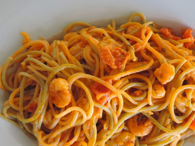 ESPAGUETIS CON TOMATE Y GAMBAS