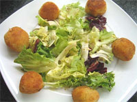 Ensalada con causa limeña