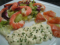 Ensalada con langostinos y salmón ahumado