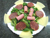 Ensalada de canónigos con fiambre