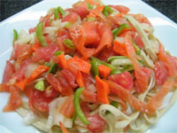 Ensalada de fettuccine con salmón