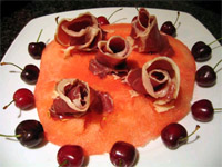 Ensalada de sandia y picotas con rosas de jamón