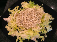 Ensalada tibia de escarola con gulas