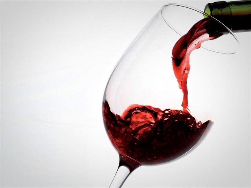 ¿Es incorrecto tomar vino tinto con pescado?