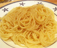 Espaguetis con queso de oveja y pimienta