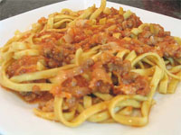 Fettuccine ai funghi porcini con carne y tomate