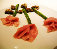 Flores de espárragos y jamón
