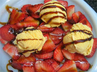 Fresones con helado de crema catalana