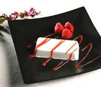 Gelatina de coco con salsa de fresas