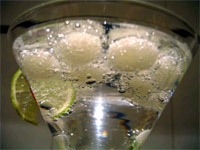Gin tonic con esferificaciones de lima