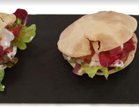 Kebab de salmón con salsa de yogur