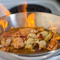 Langosta flambeada al whisky, limón y miel