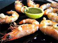 Langostinos al ajillo con salsa verde