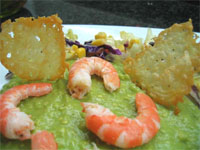 Langostinos y crujiente de queso sobre aguacate