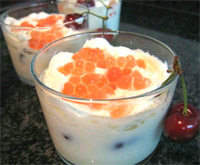Leche merengada con picotas y caviar de sandia
