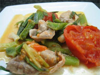 Lomo con ajetes y tomate al vapor