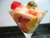 Macedonia de frutas con salsa de yogur y miel