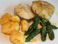 Merluza con patatas parisinas y pimientos de padró
