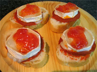 Montaditos con mermelada de tomate