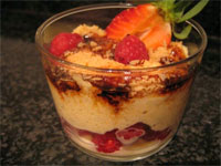 Mousse de turrón con frutos rojos