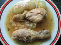 Muslos de pollo con bacón y cebolla