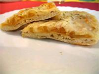 Pan de pita con cebolla y queso