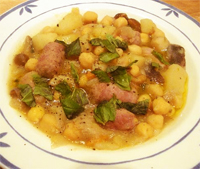 Patatas garbanzos y longanizas