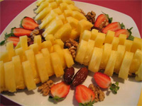 Piña con fresones y frutos secos