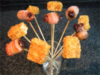 Pinchos brie rebozado con kikos y dátiles y bacón