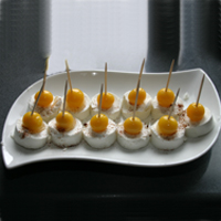 Pinchos de queso con yema cocida al frío