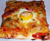 Pizza de jamón y huevo
